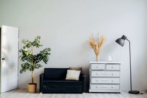 Charging at Home vs. Public Stations: What’s More Efficient?